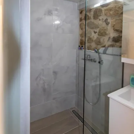 Stone House Apartment *